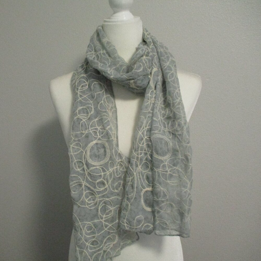 **2/12$** Textured light gray scarf